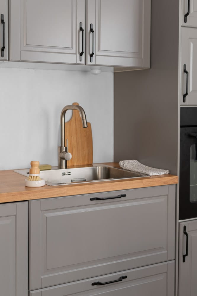 En la imagen se muestra todo lo que se puede encontrar en nuestras instalaciones: maderas, muebles, lámparas, suelo, tableros y ferreteria