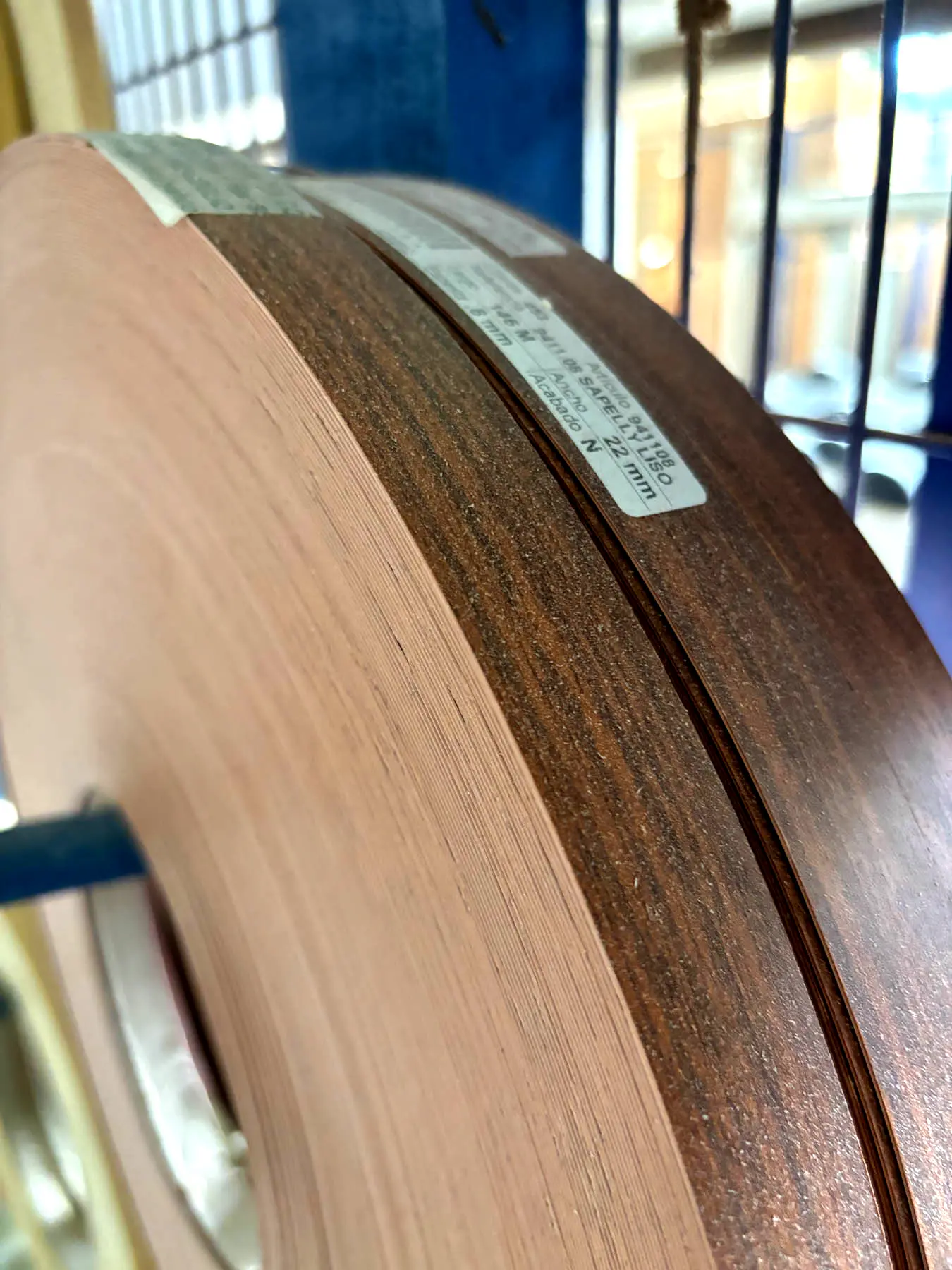 En la imagen se muestra todo lo que se puede encontrar en nuestras instalaciones: maderas, muebles, lámparas, suelo, tableros y ferreteria